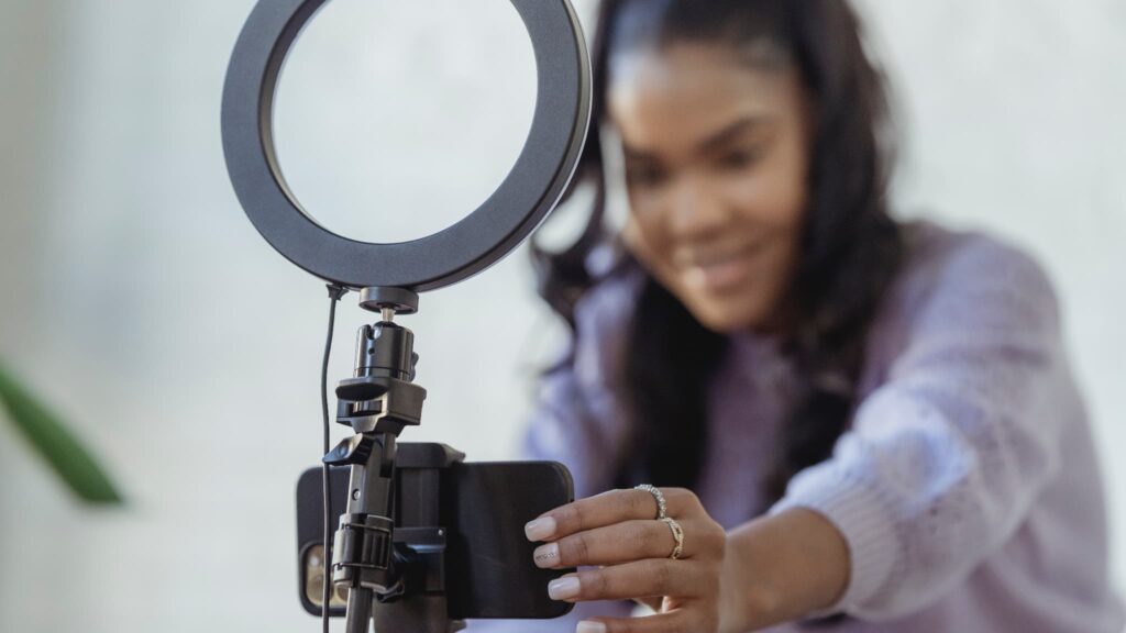 "Ce n'est pas ce qui paie mes factures : loin des villas à Dubaï et des voitures de luxe, la majorité des influenceurs ne tirent pas de revenus de leur activité."