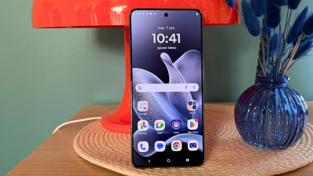 Motorola lance son Edge 70, un concurrent de l'iPhone Air qui promet des performances presque équivalentes, voire supérieures, pour moitié prix.