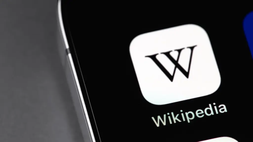 Gratuit pour les utilisateurs, Wikipédia demande aux géants de l'IA de rémunérer ses articles