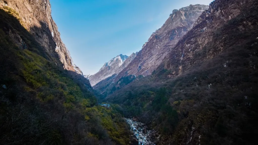 Inondations au Népal : Comment une avalanche de glace a rasé une vallée himalayenne en août 2026