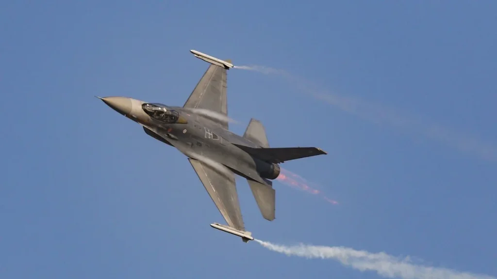 IA aux commandes d&rsquo;un F-16 : pourquoi le pilote humain ne fait plus que surveiller