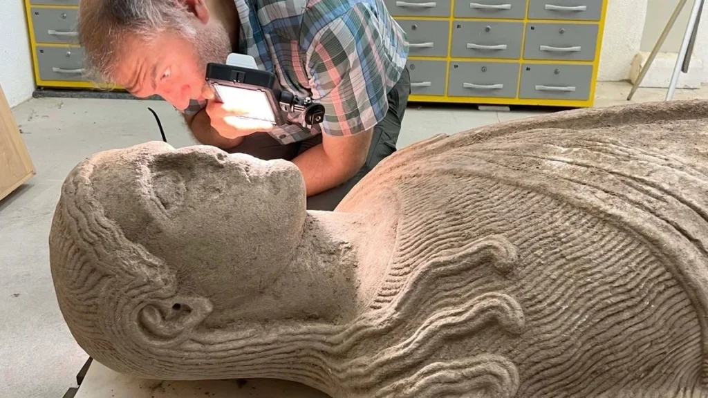 Statue de Sardis : comment une sculpture lydienne de 2 500 ans a failli rester sous un pavé romain