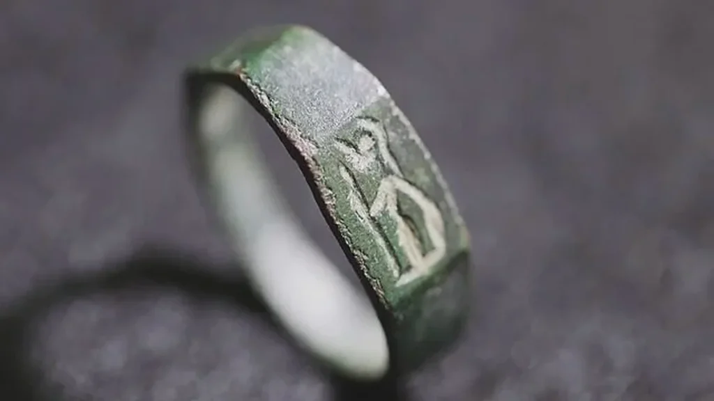 Bague Romaine 1 800 Ans : Un Adolescent de 13 Ans Fait Trembler les Archéologues