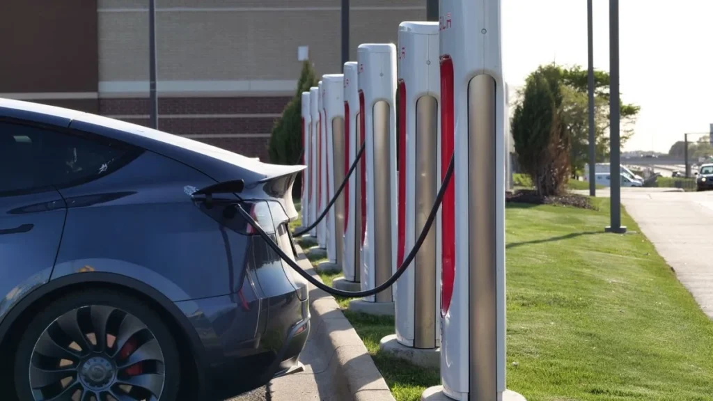 Voitures électriques Norvège : Pourquoi 98 % des ventes de juillet laissent l&rsquo;essence sans avenir