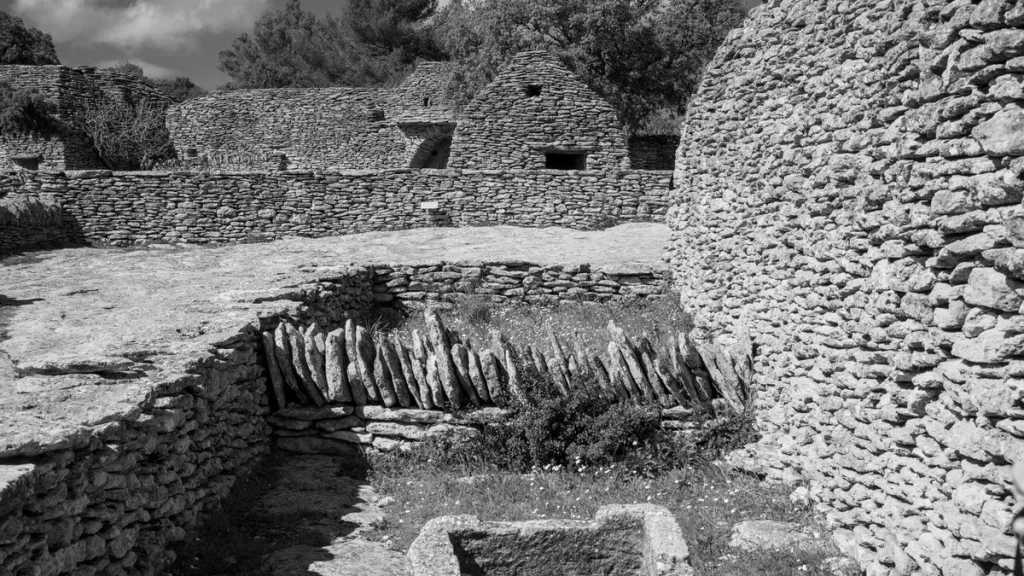 Fosse Commune Romaine : Comment 2 000 Ans d&rsquo;Histoire Ont Resurgi sous un Terrain de Football en France